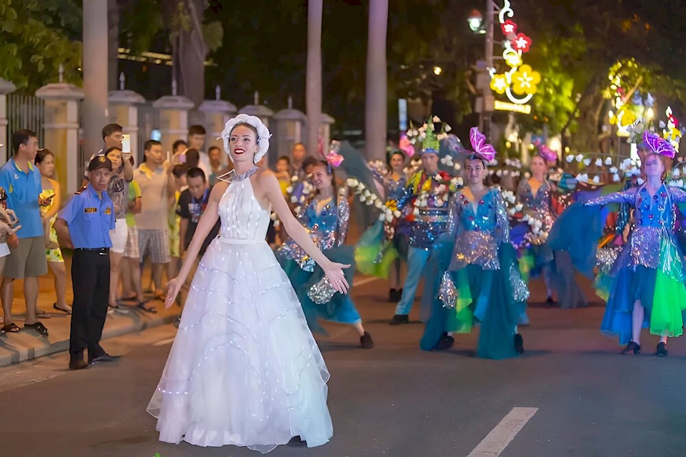 Chợ đêm Đà Nẵng càng thêm náo nhiệt với các buổi trình diễn nghệ thuật